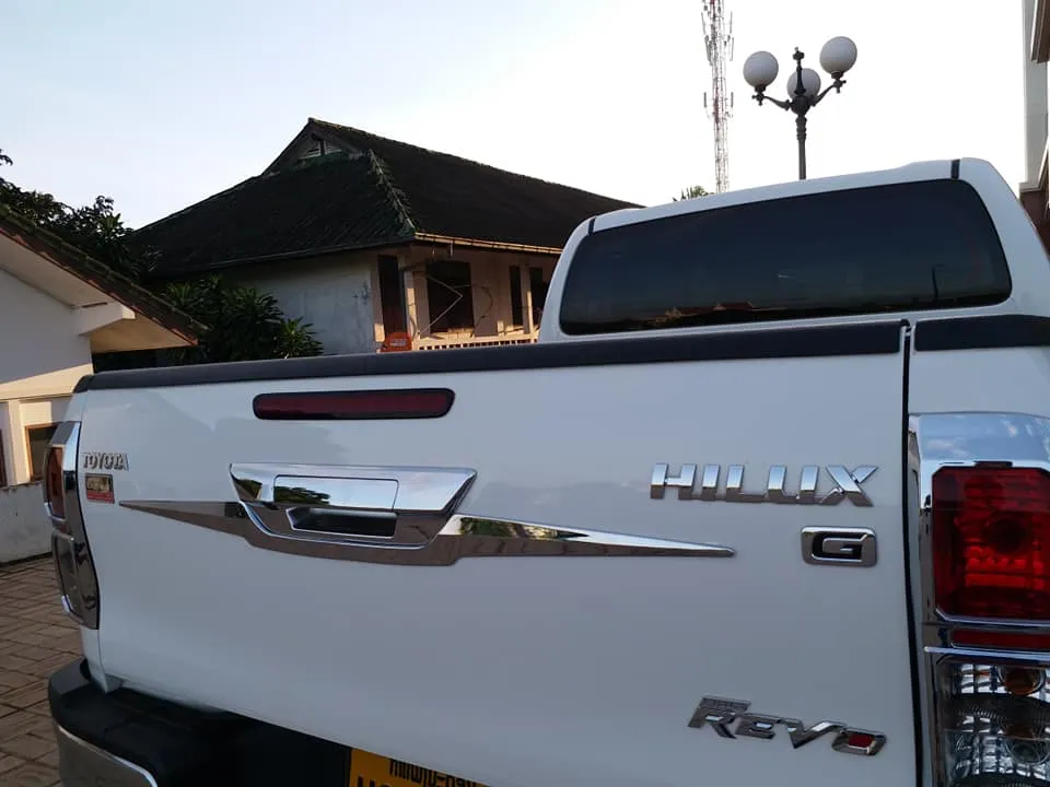 Cubierta cromada para puerta trasera para Toyota Hilux Revo 2016 al 2020, Estilo 2